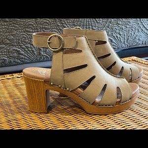 Dansko Demetria Wedge size 8.5